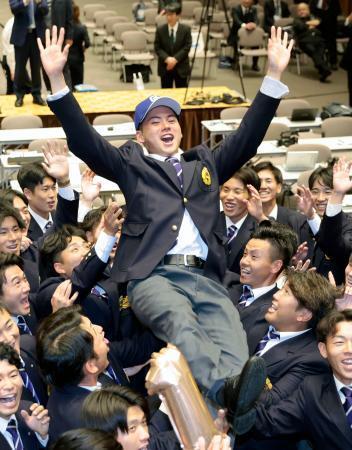 　中日から１位指名を受け、胴上げされる関西大の金丸夢斗投手＝２４日、大阪府吹田市