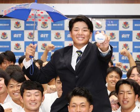 　ヤクルトから１位指名を受け、笑顔を見せる愛工大・中村優斗