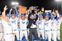 　優勝カップを掲げ歓喜の青学大・西川（中央）ら＝撮影・開出牧