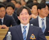 　ソフトバンクから３位指名を受け笑顔を見せる富士大・安徳駿（撮影・吉澤敬太）