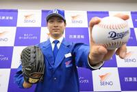 　中日に２位指名を受け、ポーズをとる西濃運輸・吉田聖弥