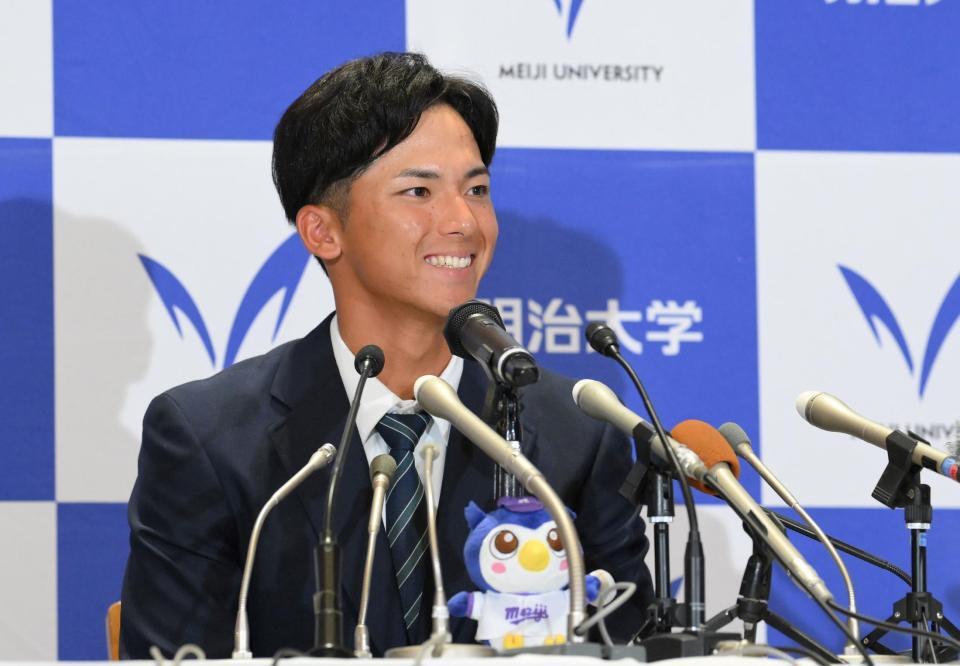 　楽天から１位指名を受け、会見中笑顔を浮かべる明大・宗山塁（撮影・伊藤笙子）