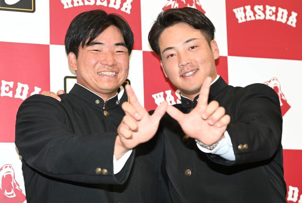 　「Ｗ」ポーズで指名を喜ぶ早大・吉納翼（右）と山県秀（撮影・棚橋慶太）