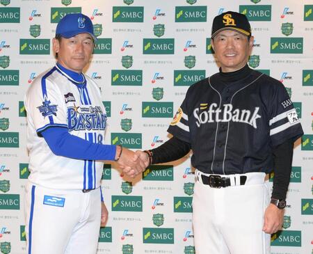 　日本シリーズに向けて握手をする三浦監督（左）と小久保監督（撮影・堀内翔）