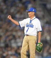 日本シリーズ第１戦の始球式を務めた権藤博氏（撮影・伊藤笙子）