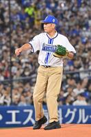 始球式に登場した権藤博さん