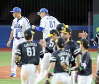 ＤｅＮＡに勝利し喜ぶソフトバンクナイン（手前）と観客にあいさつする三浦監督（８１）