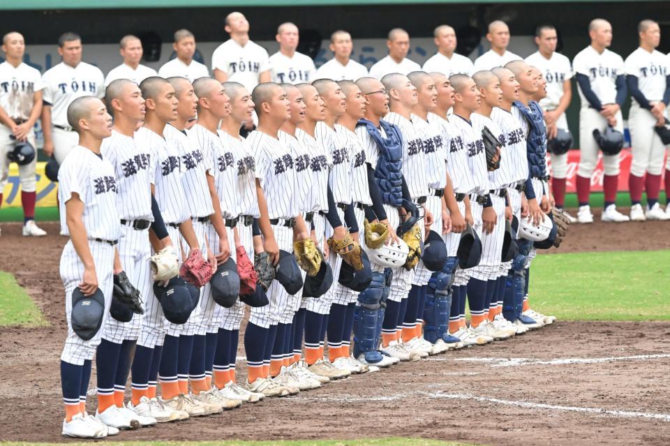 　試合を制し整列する滋賀学園ナイン（撮影・石井剣太郎）