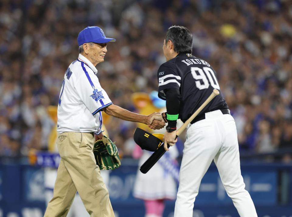 始球式を終え、小久保監督（右）と握手する権藤博氏