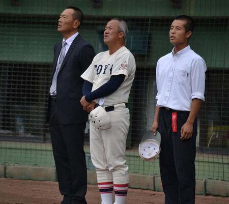 校歌を歌う東洋大姫路・岡田監督（中央）