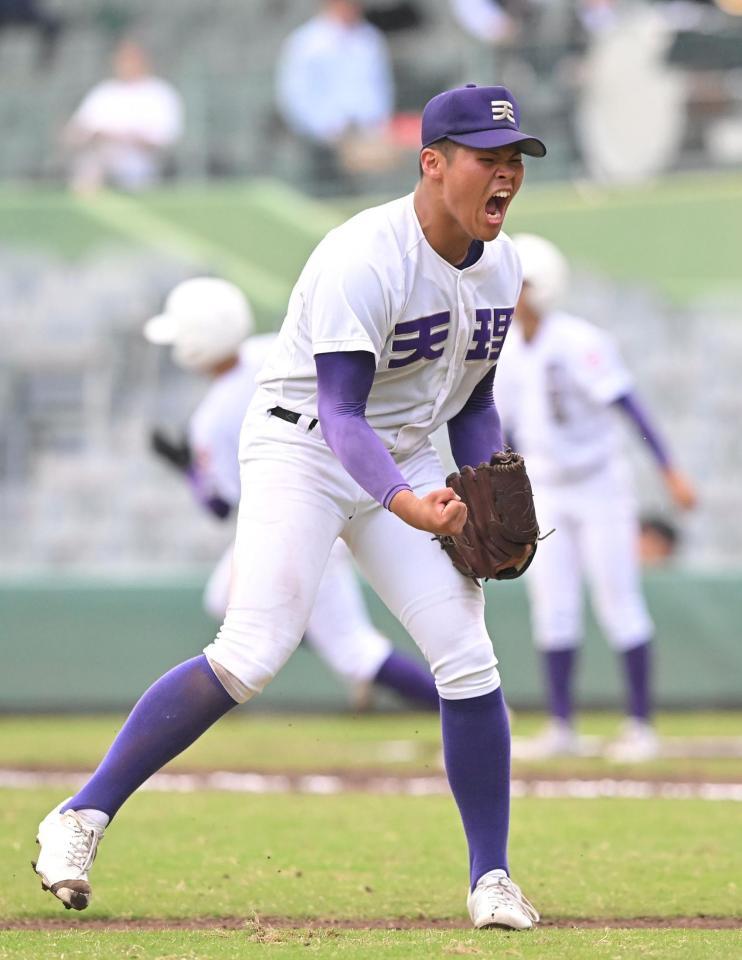 　試合に勝利し雄たけびを上げる天理・伊藤達也（撮影・石井剣太郎）