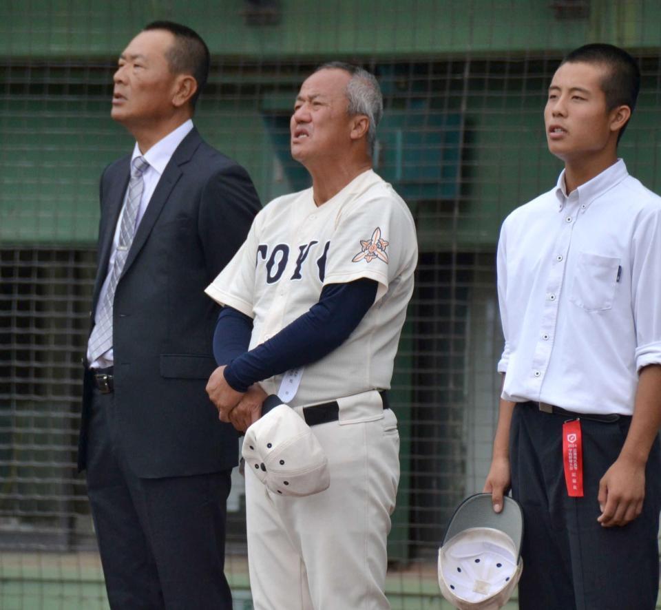 　校歌を歌う東洋大姫路・岡田監督（中央）