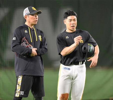 　試合前、小久保監督（左）と会話を交わす近藤（撮影・伊藤笙子）