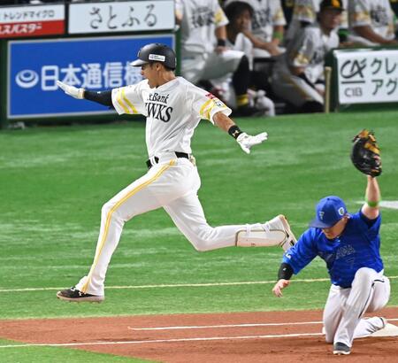 　１回、内野安打で出塁する柳田（撮影・飯室逸平）