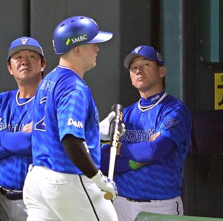 　３回、牧が空振り三振に倒れ、ベンチで腕を組む三浦監督（右）