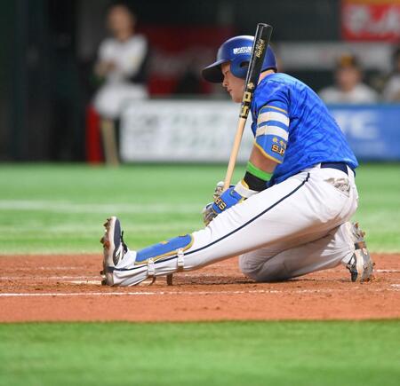 　３回、空振り三振を喫する牧（撮影・伊藤笙子）