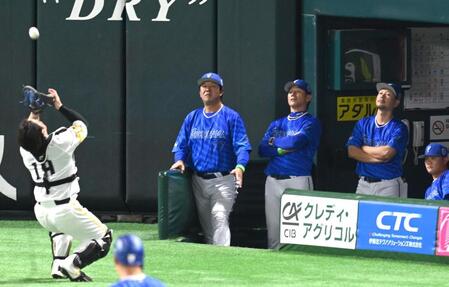 　４回、好機をいかせずベンチで厳しい表情の三浦監督（右から３人目）＝撮影・飯室逸平