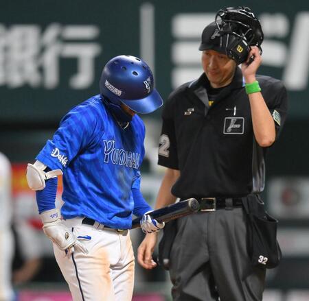 　４回、ファウルを主張するも認められず空振り三振に倒れ、バットを見つめる森敬（撮影・伊藤笙子）