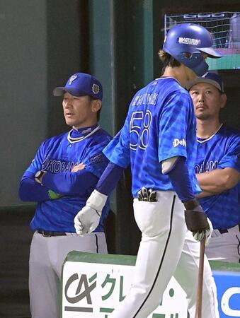 　３回、梶原が空振り三振に倒れ、ベンチで腕を組む三浦監督（左）