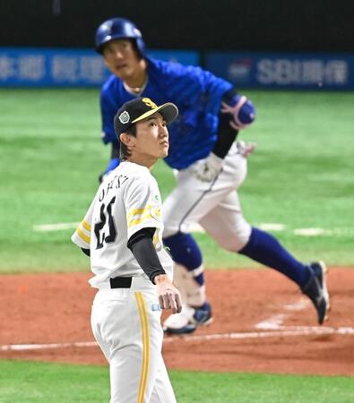 　５回、桑原に勝ち越しソロを浴びる大津（撮影・飯室逸平）