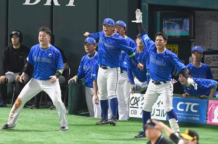 　８回、戸柱の適時二塁打にベンチから飛び出す牧、桑原（右）ら（撮影・飯室逸平）