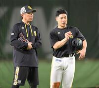 　試合前、小久保監督（左）と会話を交わす近藤（撮影・伊藤笙子）