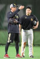 　試合前、近藤（右）と会話を交わす小久保監督（撮影・伊藤笙子）