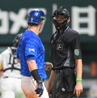 　３回、一打勝ち越しの場面で見逃し三振に倒れ、原球審（右）に詰め寄るオースティン（撮影・伊藤笙子）