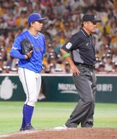 　６回、打者今宮の時に試合が一時中断し、アナウンスを聞く東