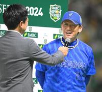 　日本シリーズ初勝利を挙げ、監督インタビューで顔がほころぶ三浦監督（撮影・伊藤笙子）