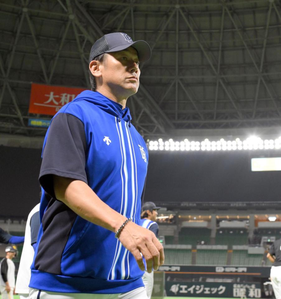 　グラウンドからベンチに引き揚げる三浦監督（撮影・伊藤笙子）