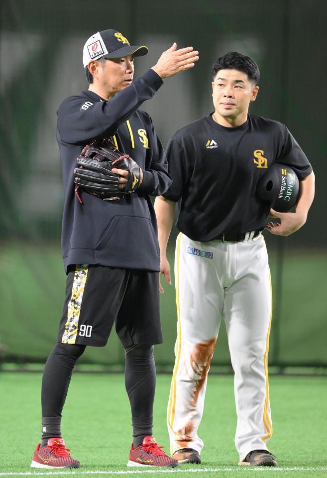 　試合前、近藤（右）と会話を交わす小久保監督（撮影・伊藤笙子）