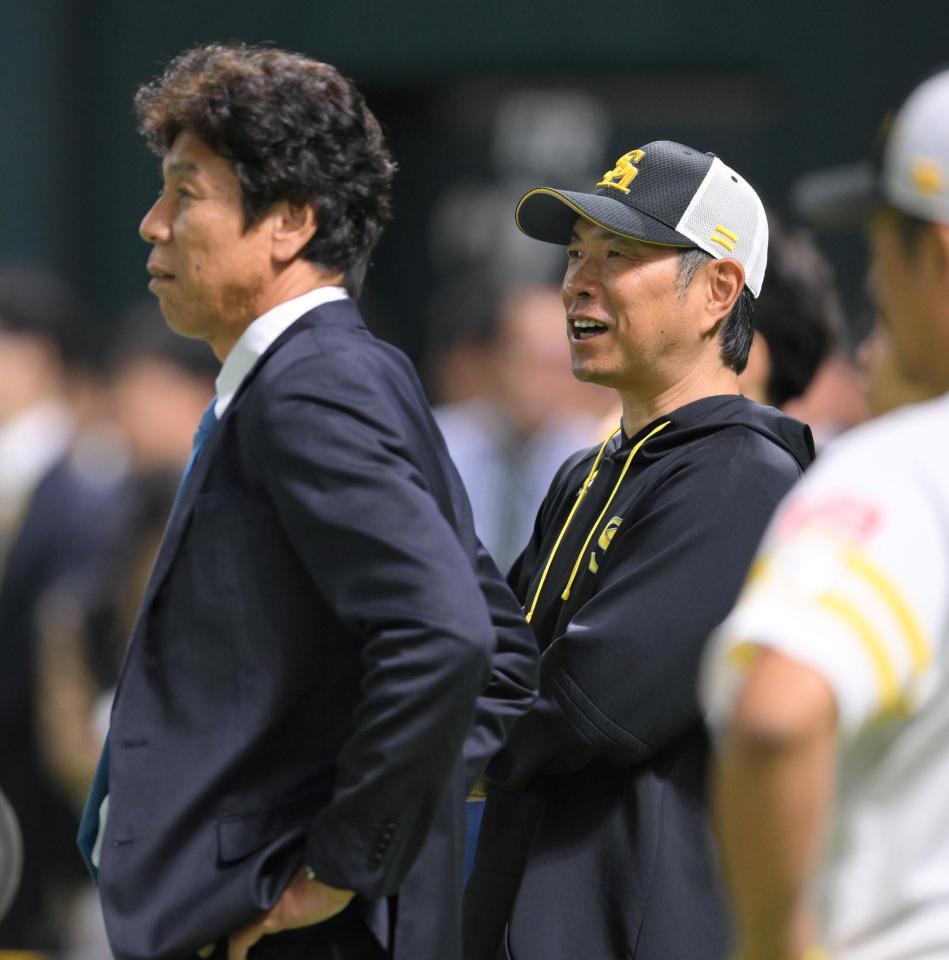 　試合前、秋山幸二氏（左）と談笑する小久保監督（撮影・伊藤笙子）