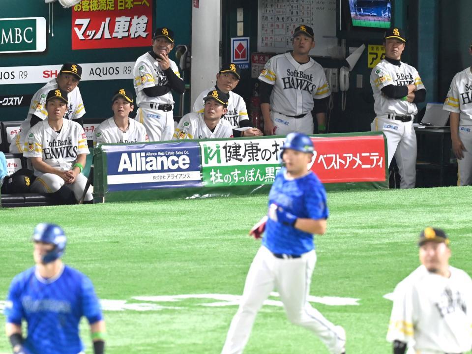 　５回、３点目を奪われ静まるソフトバンクベンチ（撮影・飯室逸平）