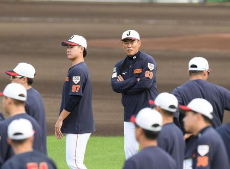 　練習を見つめる井端監督（撮影・佐々木彰尚）