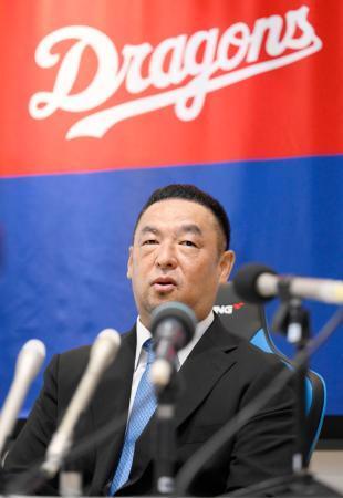 　中日の打撃担当コーチに就任し、記者会見する松中信彦氏＝３０日、名古屋市