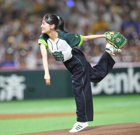 　日本シリーズ第４戦の始球式に登場した山下美月（撮影・伊藤笙子）