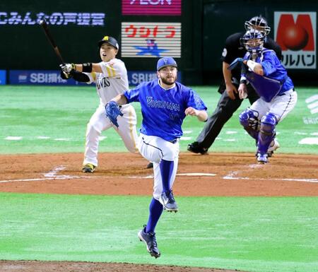 　５回、近藤（左）を空振り三振に打ち取り、投球後勢いよく飛び上がるケイ（中）