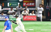 　９回、ベンチで敗戦を見届ける小久保監督（右端）ら（撮影・飯室逸平）