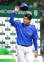 　連勝で２勝２敗のタイに持ち込んだ三浦監督（撮影・伊藤笙子）