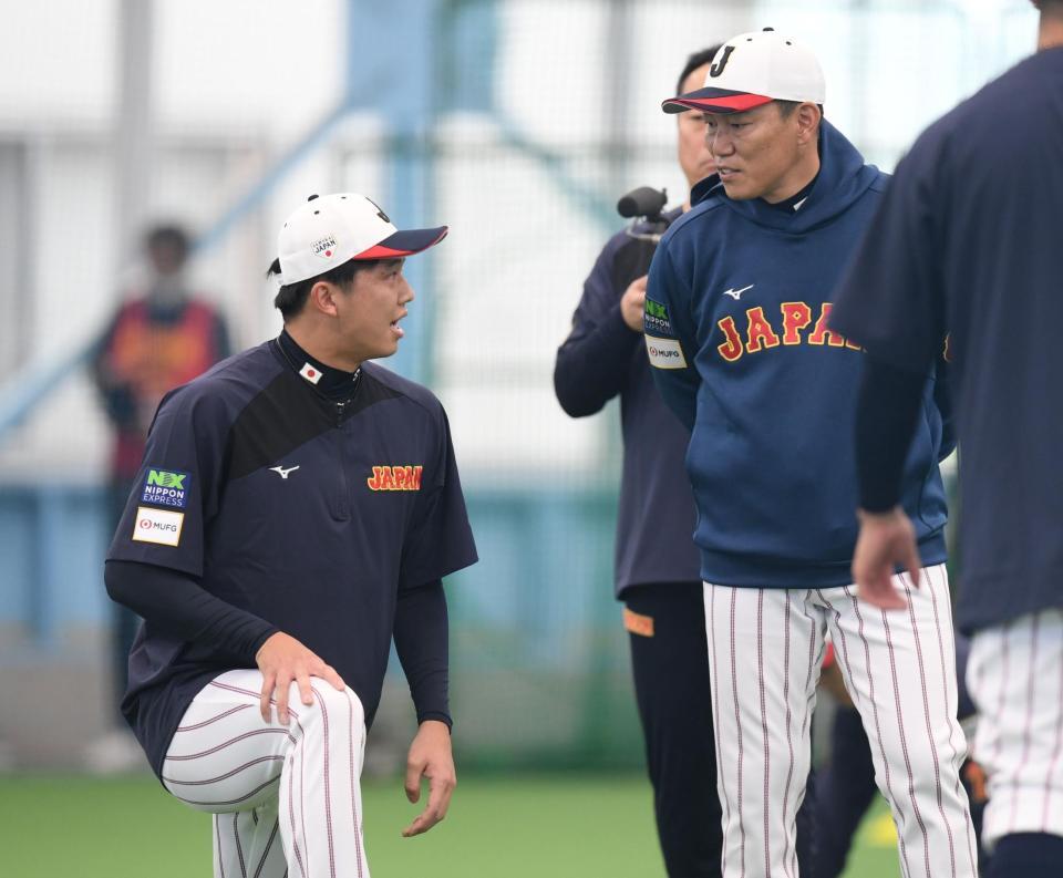 侍ジャパン・井端監督（右）と話す才木（撮影・佐々木彰尚）