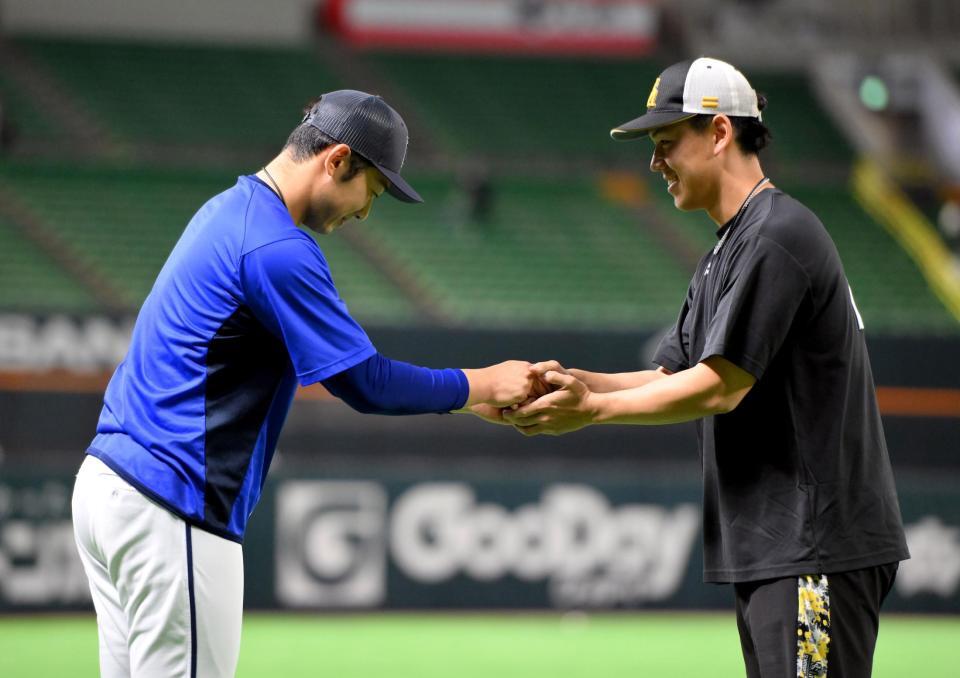 　試合前、高校の後輩である岩井（右）と握手を交わす山本（撮影・伊藤笙子）