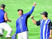 　山崎（右）と話す浜口（撮影・飯室逸平）