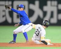 　３回、二盗を決める周東（左は遊撃手の森敬）＝撮影・伊藤笙子