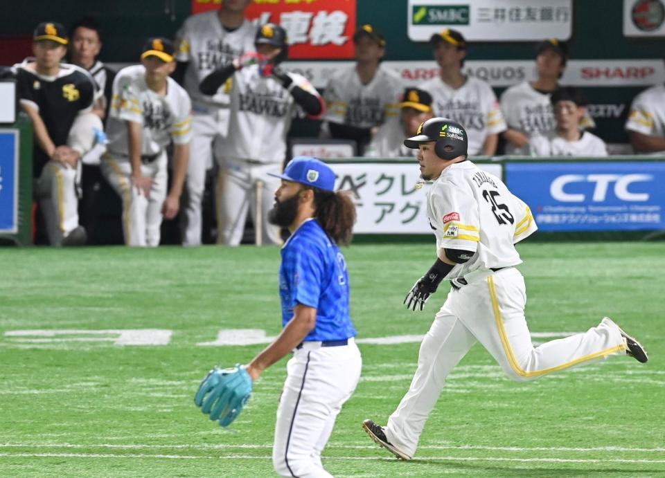 　４回、二ゴロに倒れる山川（撮影・飯室逸平）