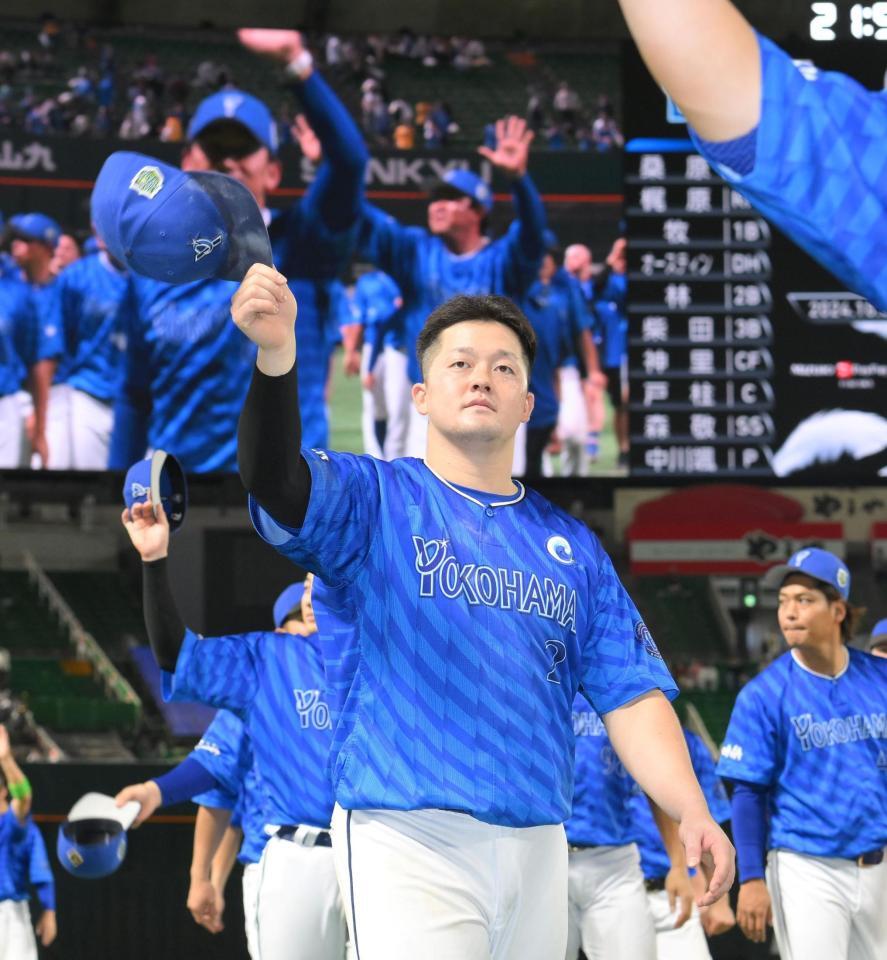 　３連勝で日本一に王手をかけ、スタンドに手を振る牧（撮影・伊藤笙子）