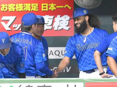 　三浦監督（左）と握手を交わすジャクソン（撮影・伊藤笙子）