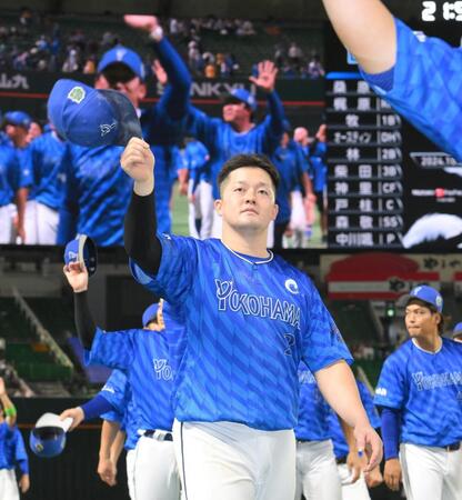 　３連勝で日本一に王手をかけ、スタンドに手を振る牧（撮影・伊藤笙子）