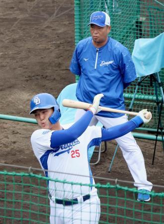 　石川昂（手前）を指導する中日の松中打撃担当コーチ＝ナゴヤ球場