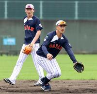 　源田（左）と一緒にノックを受ける小園（撮影・山口登）